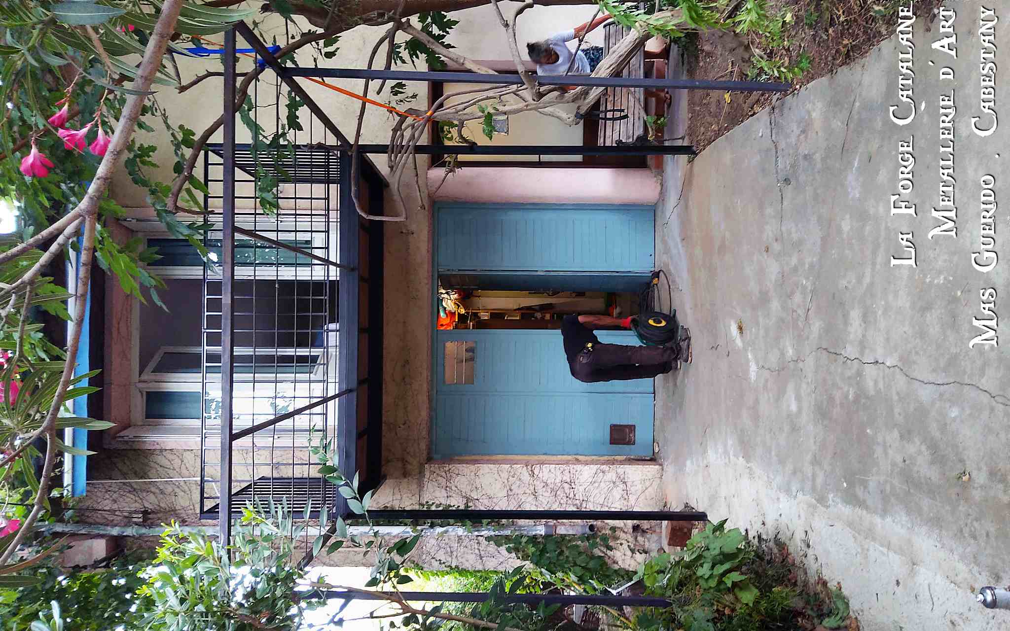 Balcon fer plancher bois massaranduba garde corps fer plat carre la forge catalane 2.jpg